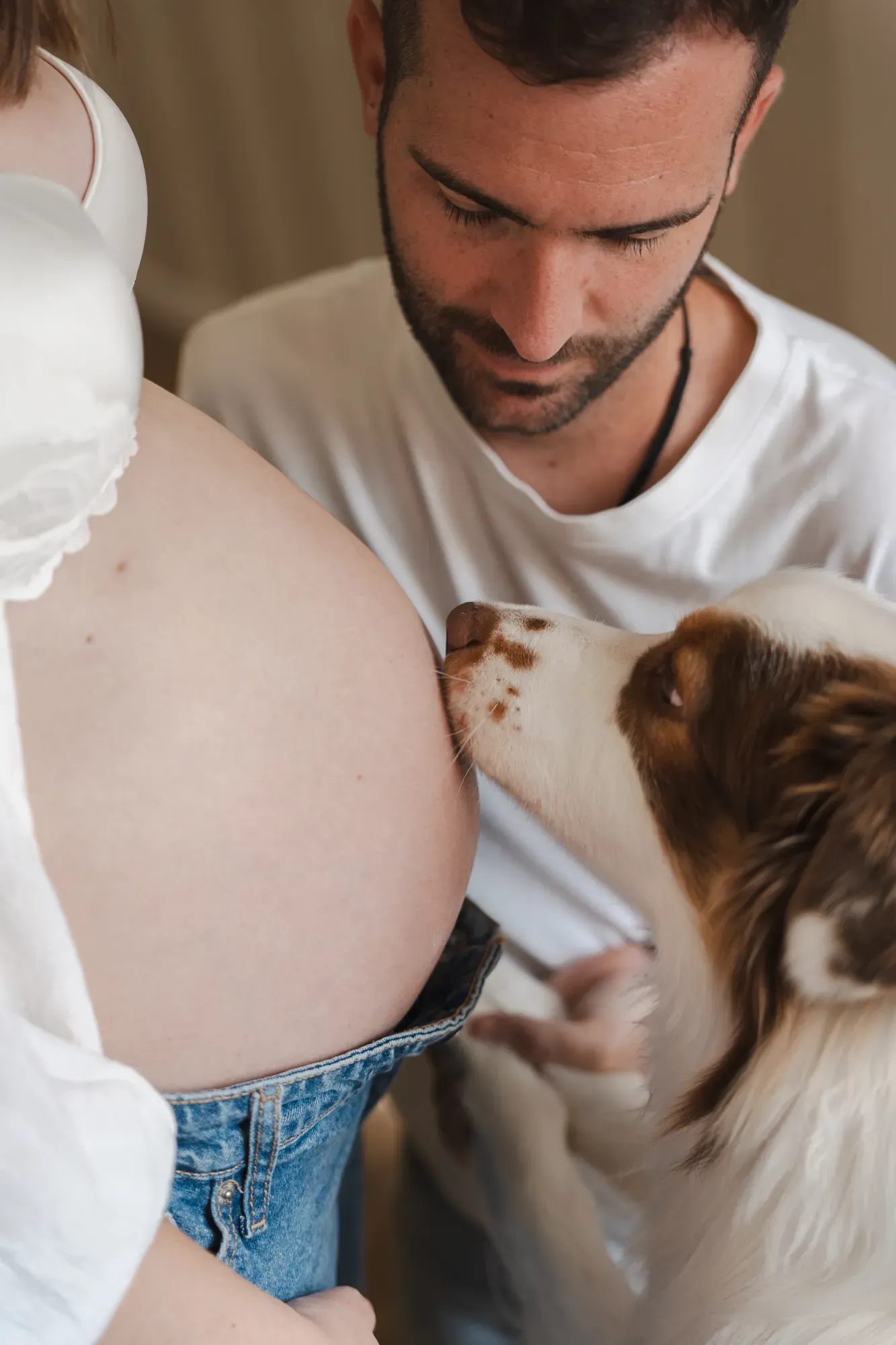 Un beso compartido con el perro de la familia